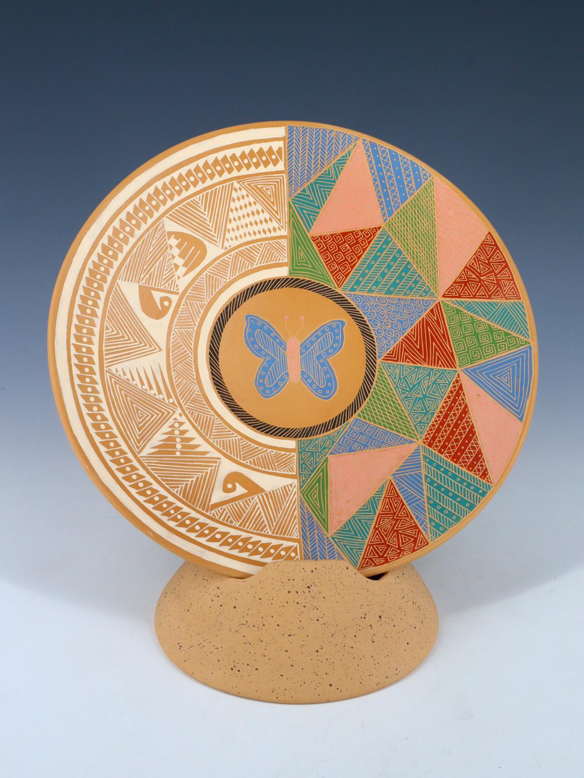 Mata Ortiz Cerámica enrollada a mano Placa de codorniz grabada con soporte