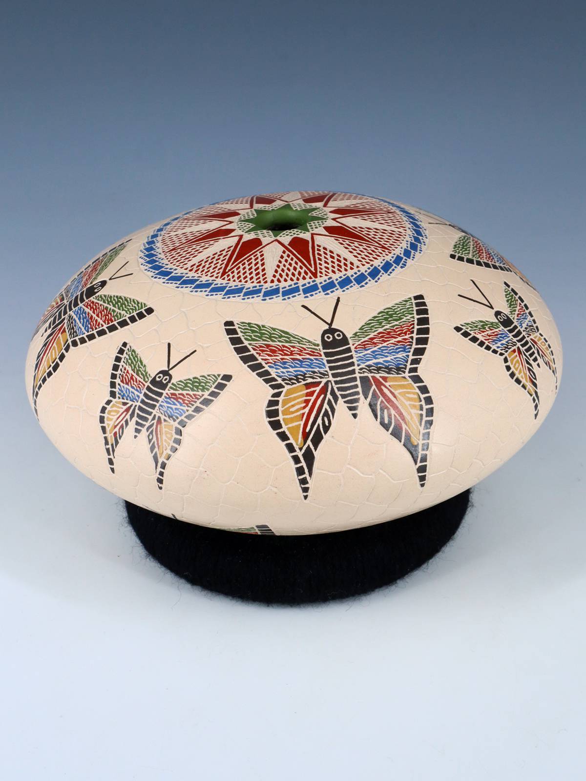 Poterie papillon gravée à la main Mata Ortiz
