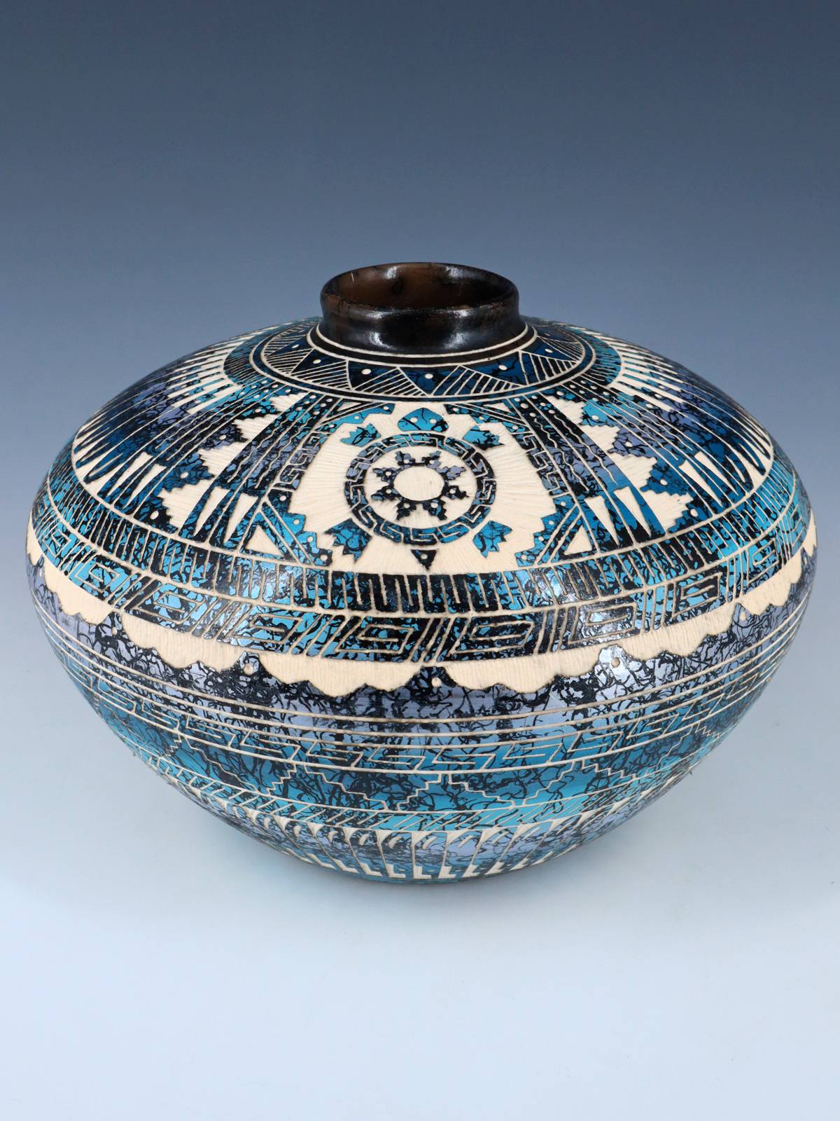 Poterie en crin de cheval peinte ours gravé
