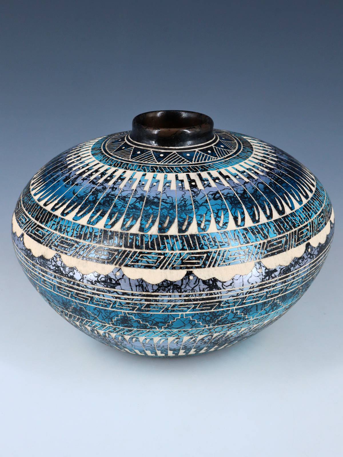 Poterie en crin de cheval peinte ours gravé