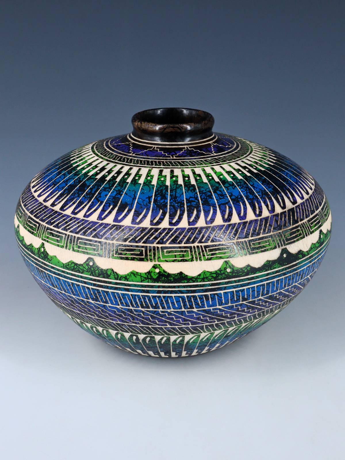 Poterie en crin de cheval peinte ours gravé