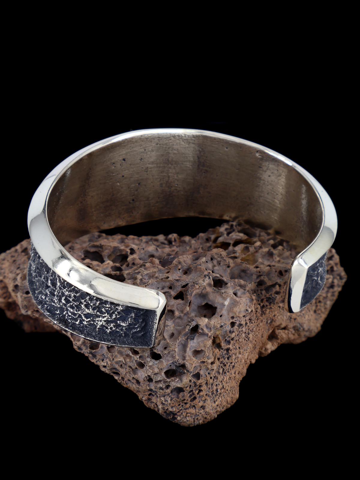 Pulsera de puño de hueso de dinosaurio con gema de plata de ley fundida de Tufa Navajo