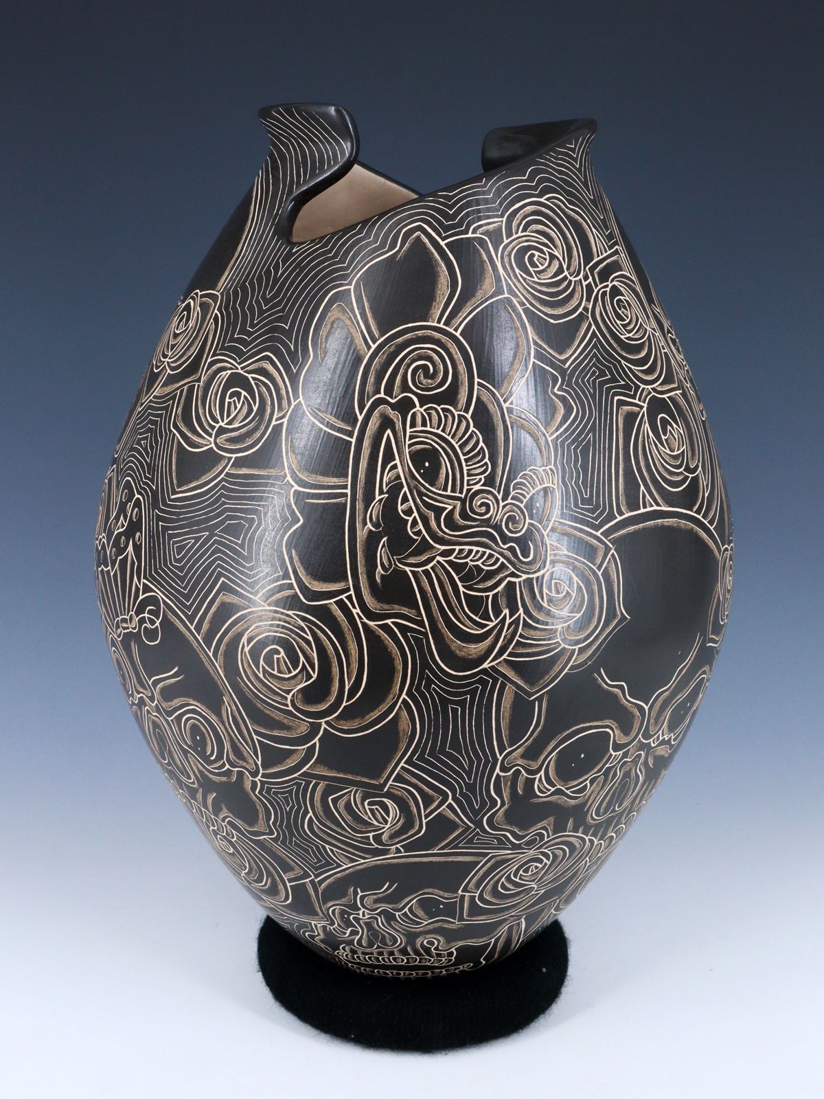 Mata Ortiz Hand Coiled Etched Pottery Vase - PuebloDirect.com