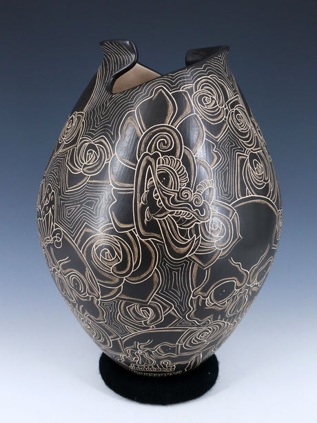Mata Ortiz Hand Coiled Etched Pottery Vase - PuebloDirect.com
