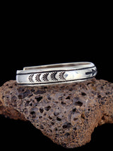 Pulsera superpuesta de narrador de plata esterlina de nativos americanos