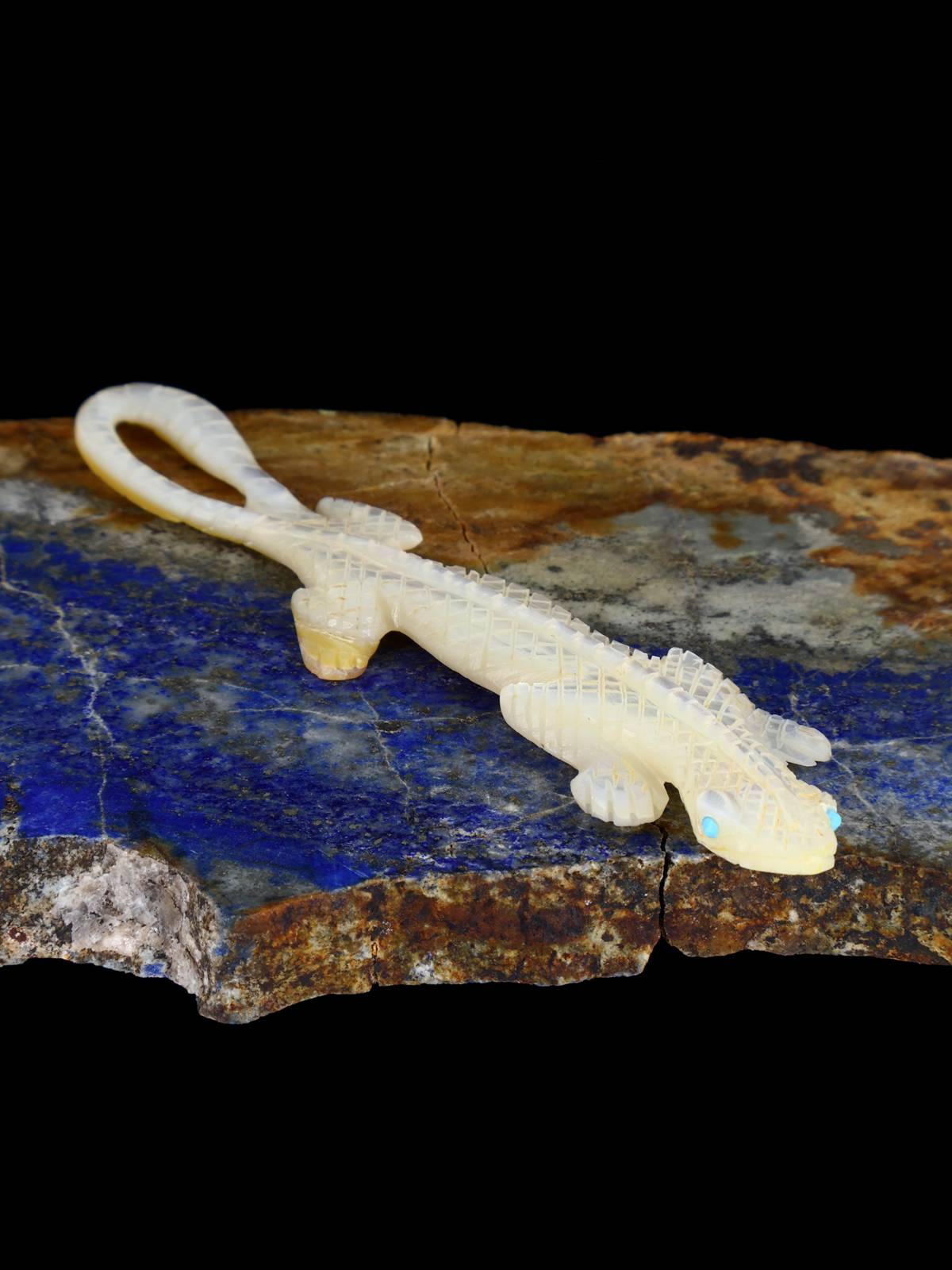 Mother of Pearl Lizard Zuni Fetish - PuebloDirect.com