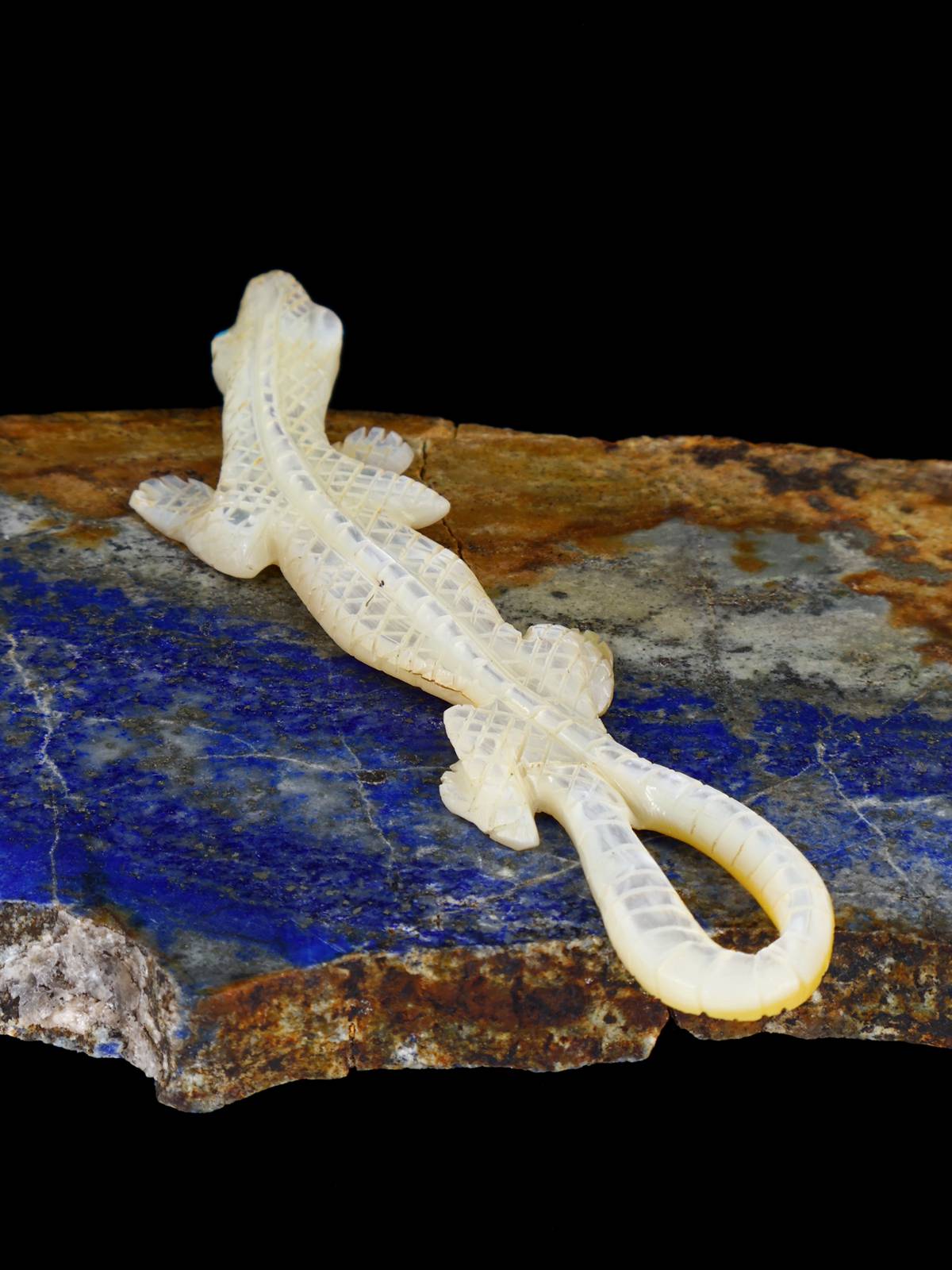 Mother of Pearl Lizard Zuni Fetish - PuebloDirect.com