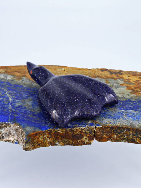 Fetiche Zuni del pájaro de piedra dorada