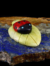 Coccinelle corail pomme sur feuille Zuni Fetish