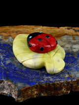 Coccinelle corail pomme sur feuille Zuni Fetish