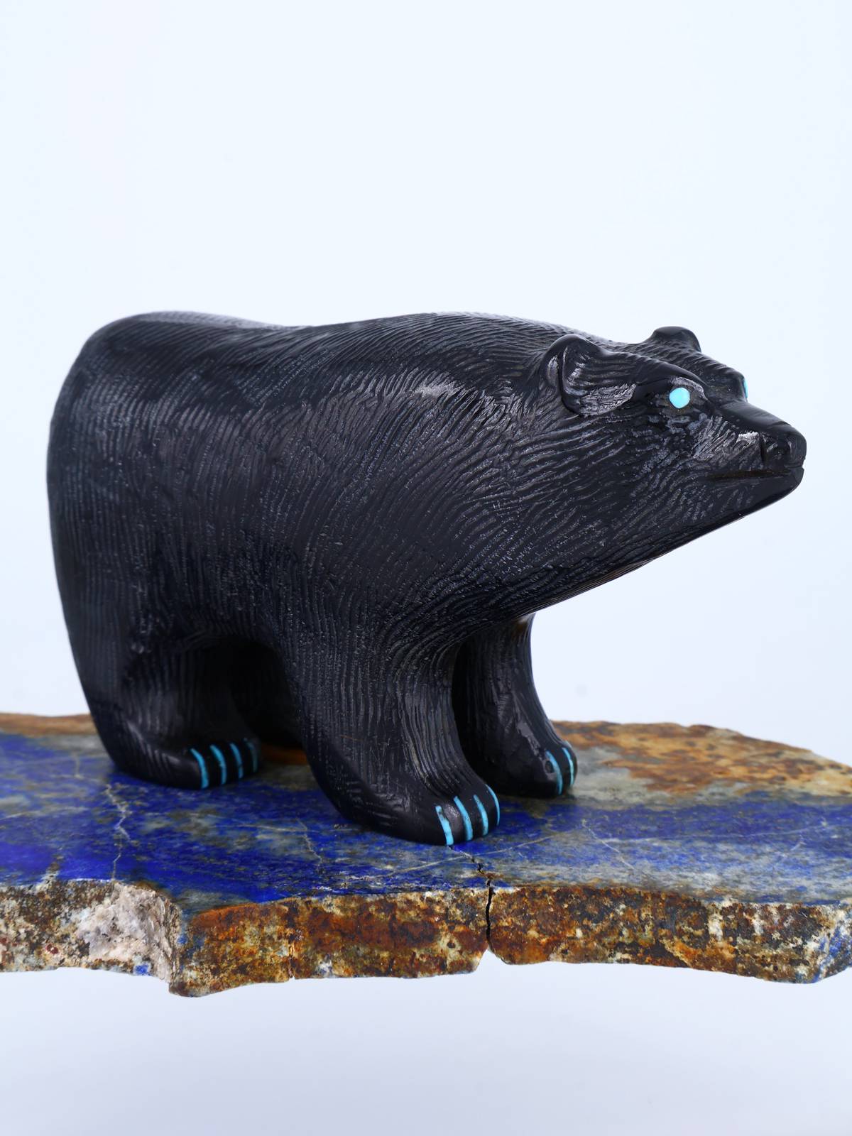 Fetiche Zuni del oso de mármol blanco
