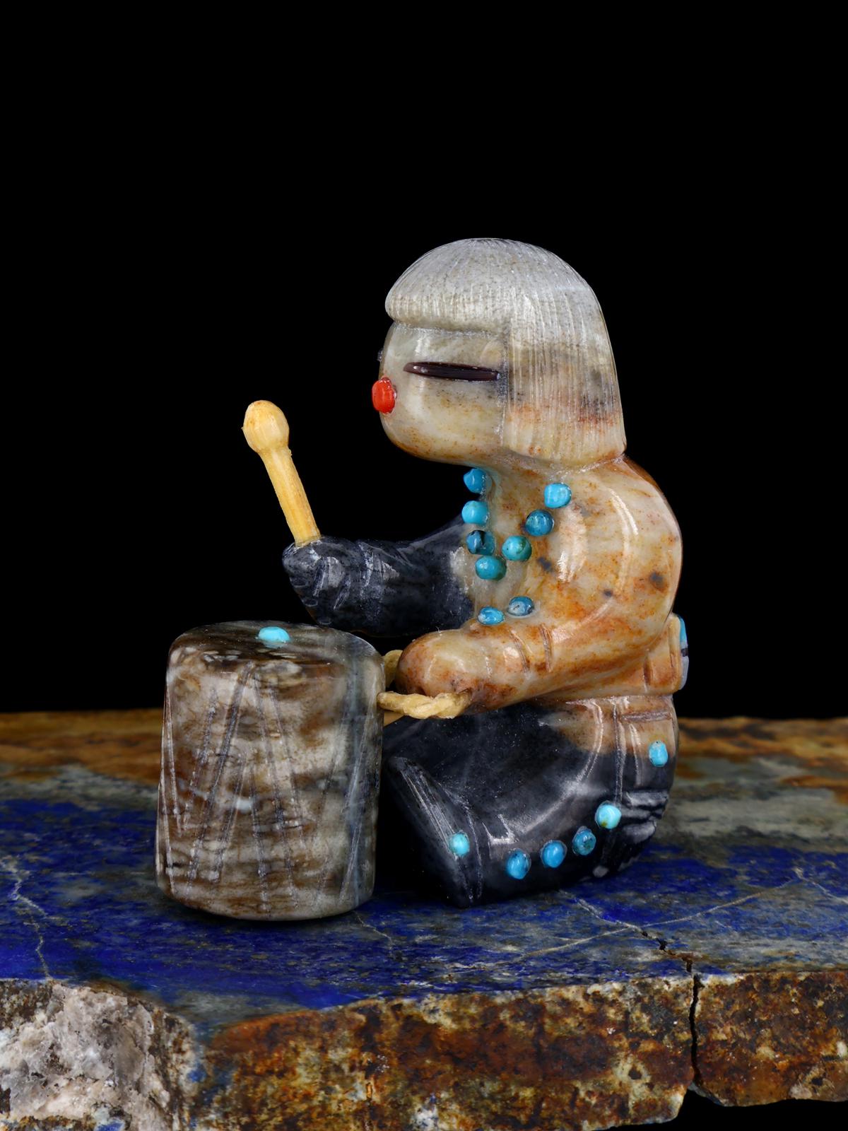 Serpentine baterista Zuni Fetiche